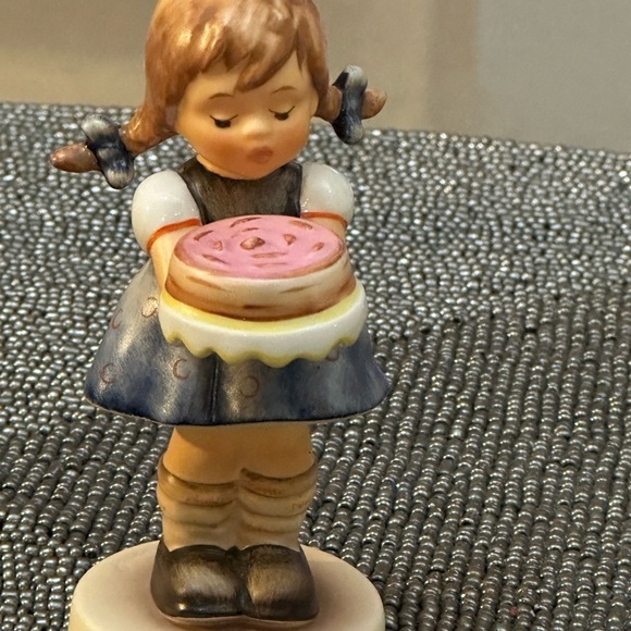 Goebel Hummel Figurine “Sweet As Can Be” #561 – TMK-6, 1986, Made in Germany - Picture 6 of 15